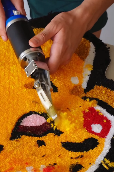 ¡Mira la tijera automática de tufting en acción!