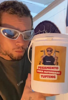 Aplicando pegamento a una alfombra tufting